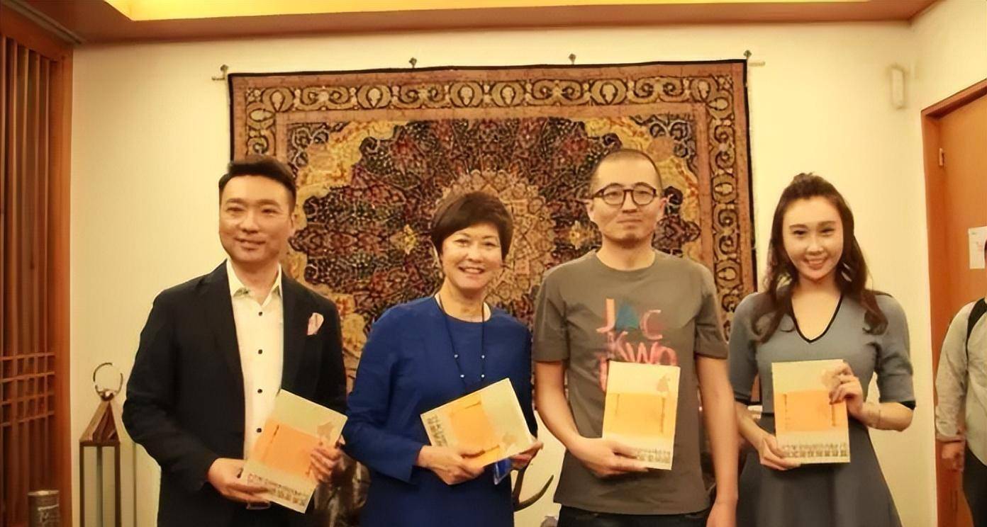 原创康辉老婆原来是她低调恩爱多年气质不输董卿