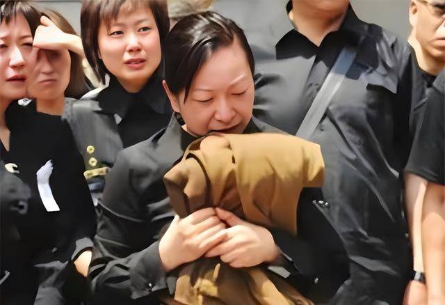 原创2009年罗京去世妻子在葬礼上哭晕7年后改嫁富豪网民不忠