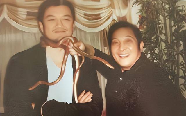 站在伪气功大师王林"王府"前感叹:昔日豪华别墅,门前_