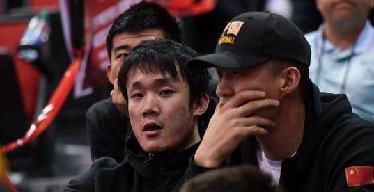 目前男篮锋线乏力,丁彦雨航因伤缺阵,翟晓川的持球能力不够,阿不都