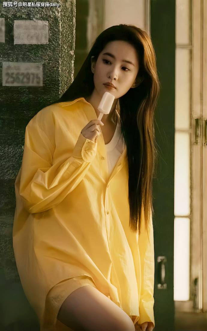 2024年流行穿大号衬衫小s女儿刘亦菲杨幂等女明星亲自示范