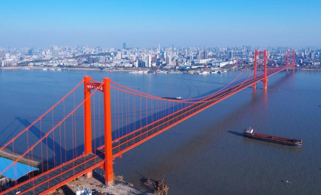 武汉市地处江汉平原东部,长江中游,市内江河纵横,湖港交织,水域面积占