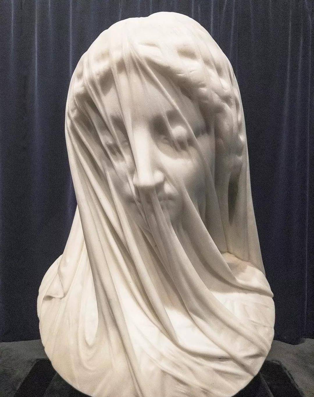 雕塑大师拉菲罗·蒙蒂的《戴面纱的维斯塔贞女》为她们更添一份神秘