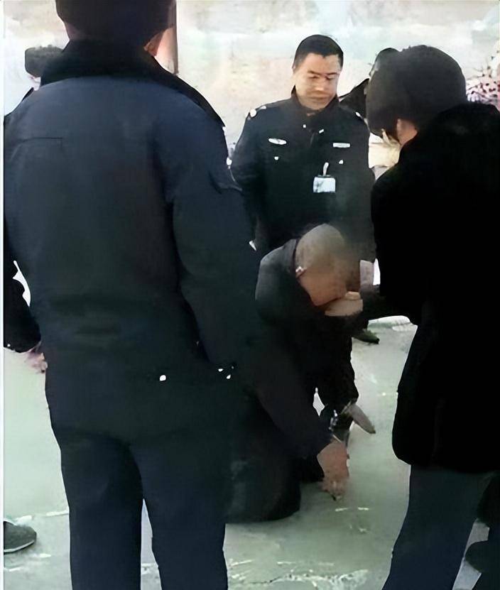 原创2017年死刑犯临刑前和家人告别女儿天真喊拜拜爸爸