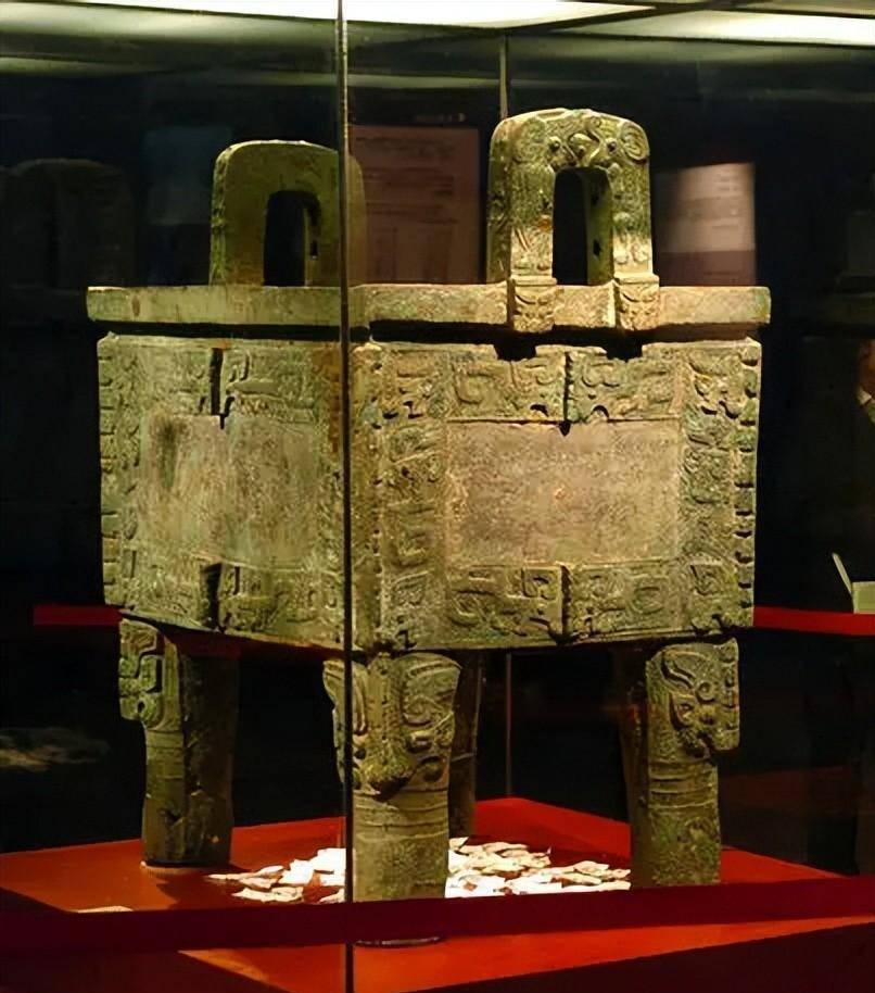 想要铸造出一个完美的巨鼎,往往要花费多年的时间,以及巨大的人力物力