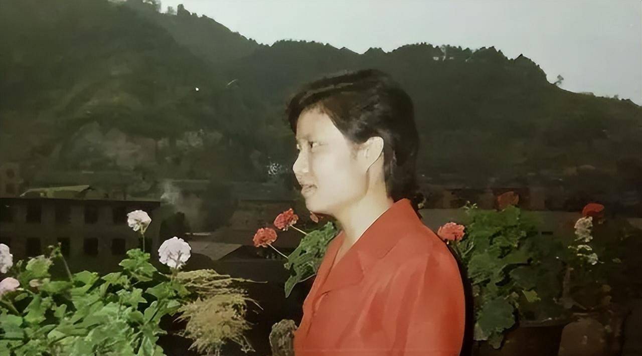 一来二去,即便是年轻的陶华碧也吃不消这份沉重的负担了,于是她筹措了