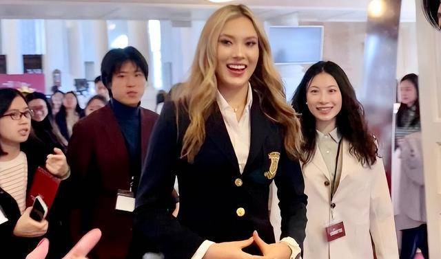 谷爱凌赴哈佛演讲,穿校服配黑丝,秀大长腿,青春洋溢_身份_运动_进行