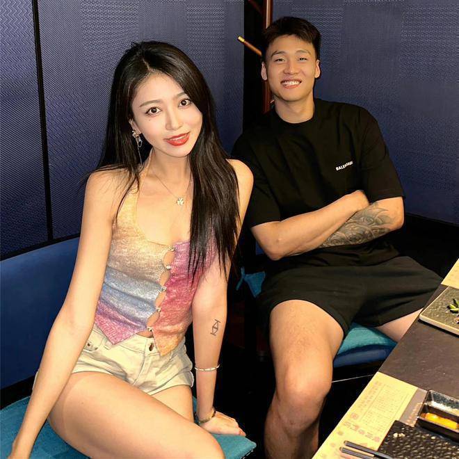 周鹏回归联手杜锋,两大美女夸奖郭艾伦,赵睿秀美容秘籍_广东_球迷