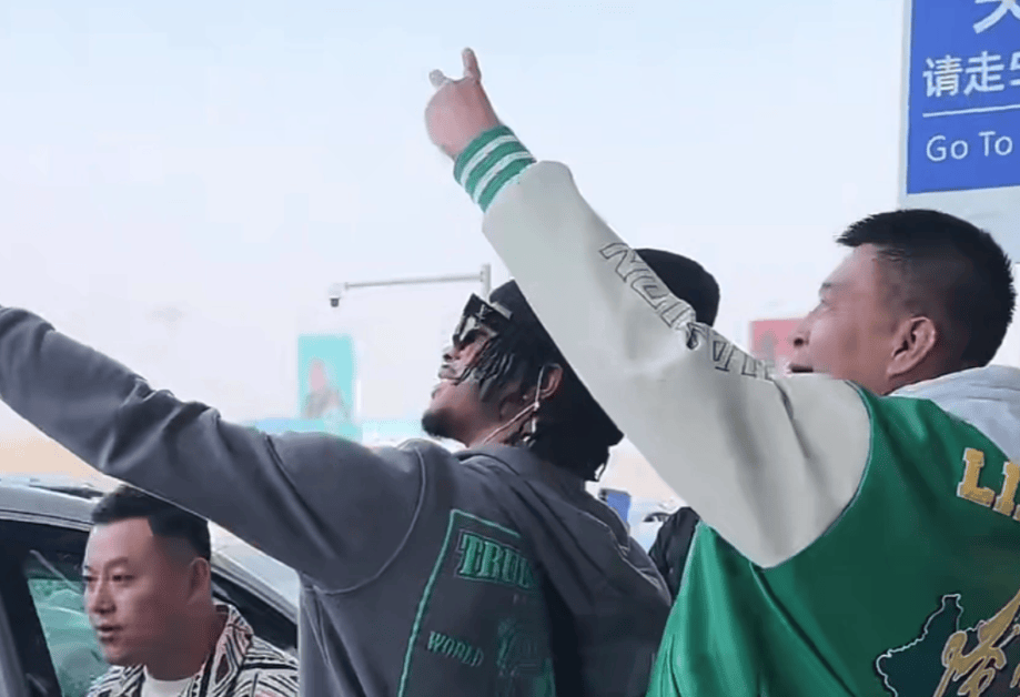 库珀正式落地沈阳众辽宁球迷接机本人暖心合影颜值被大赞