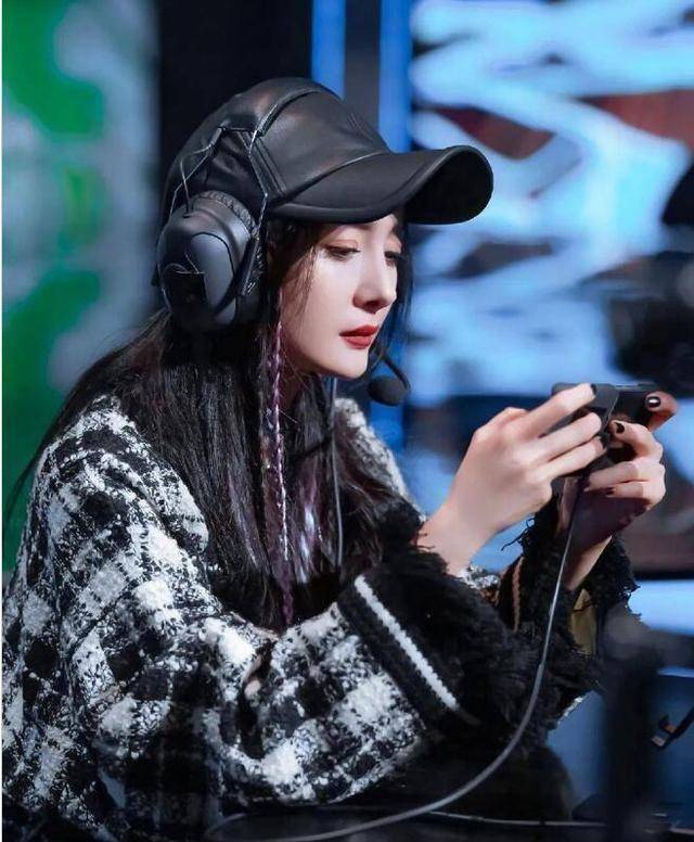 原创被演艺耽误的电竞女神杨幂4年吸金192亿王者等级被玩家质疑