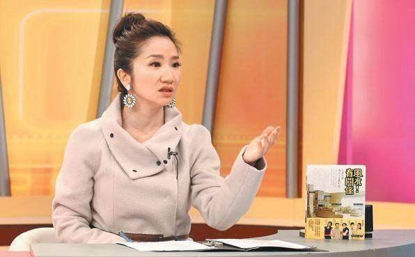 趁着酒意竟突然怒指同剧组的男演员张轩睿说:"就是你跟我老婆接吻!