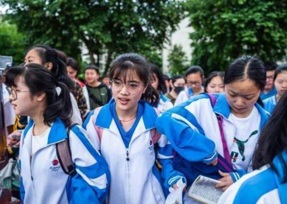 清华,连白湘菱理想中的南京大学都没有与她联络,明明手握"文科状元"