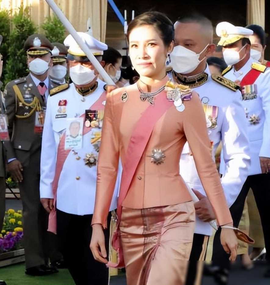 原创39岁诗妮娜贵妃甜蜜同框照曝光或希望君主能感念旧情