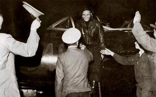 他是成都军区的首任空军司令员,62岁授中将,65岁被免职后退役_侯书军