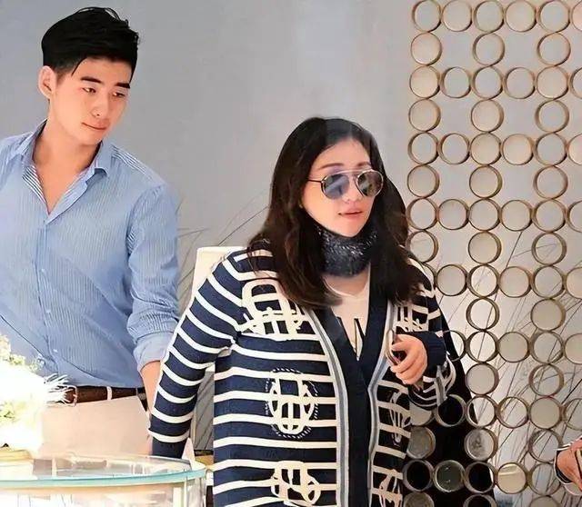 赌王千金何超盈惊艳亮相瘦身成功美出新高度与老公辛奇隆甜蜜同框