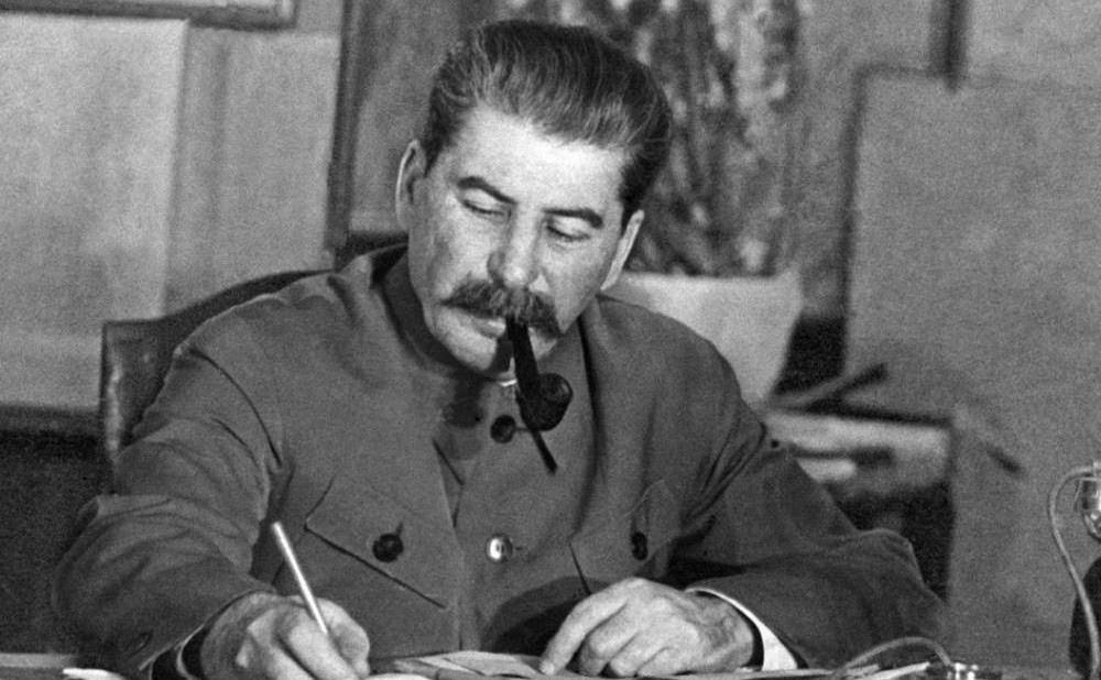 1970年,访问波兰首都华沙时,勃兰特顶着寒风来到二战期间遇难的犹太人