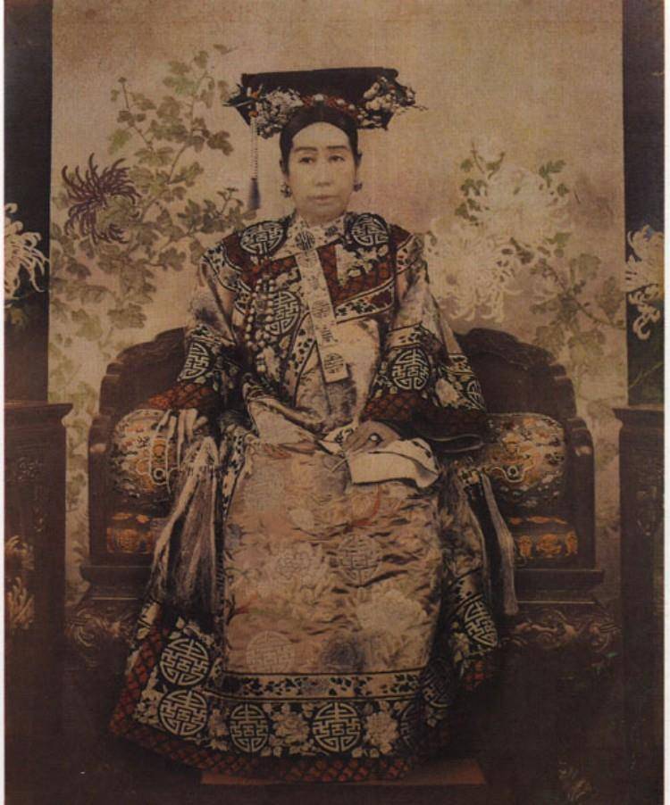 纵观各朝各代,一直有着后宫女子不得干政的不成文规定,然而同为后宫