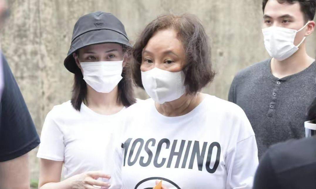 三房四房为赌王扫墓三太戴6000万手镯赌王墓地和儿子比太简陋