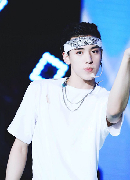 王子异则是非常帅的,一件白色的t恤超级有感觉,不过比心的方式也很