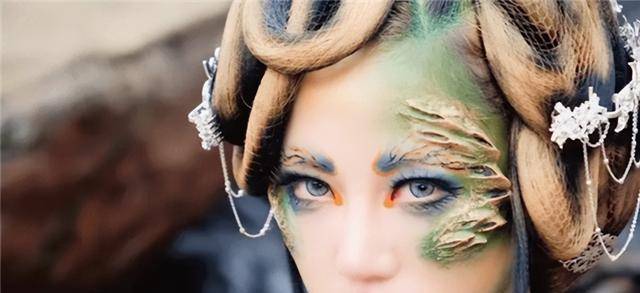 原创同治年间两乞丐当街耍蛇一老者看后惊诧此蛇非蛇而是人