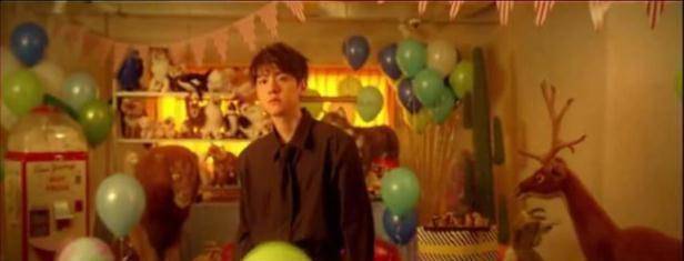 薄荷绿的连帽卫衣,搭配蓝紫色长裤,如此跳脱的色彩搭配只有边伯贤才能