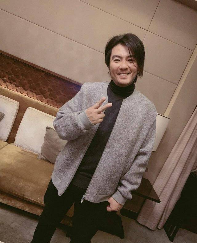 原创阿杜胖到认不出穿大红毛衣配小白鞋倒显年轻却难逃中年发福