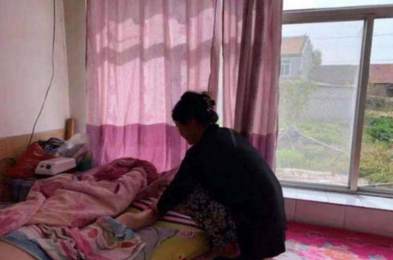 父母双亡哥哥瘫痪辽宁女孩不离不弃照顾27年55岁至今未嫁