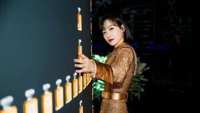 随后,神话题材的《上古情歌》则是搭档黄晓明和盛一伦.