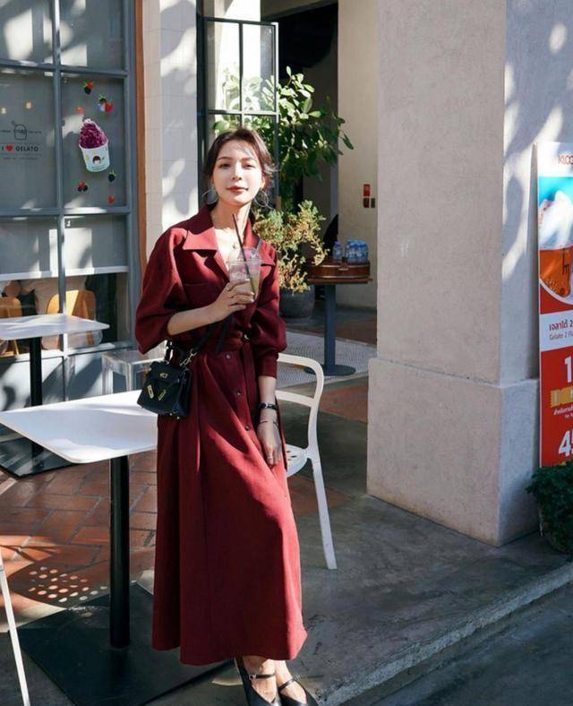 小编给大家列举几个常见的显老颜色有酒红色,藏青色,墨绿色和深棕色