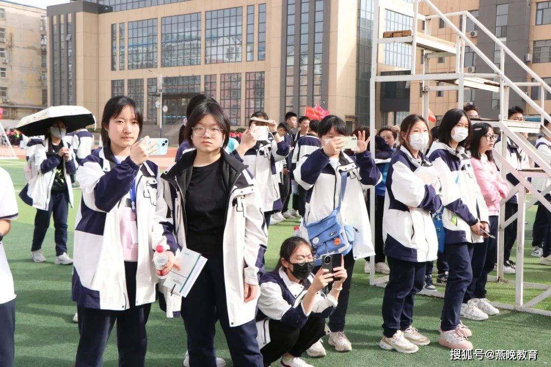 四川百余名师生到枣强中学参观学习