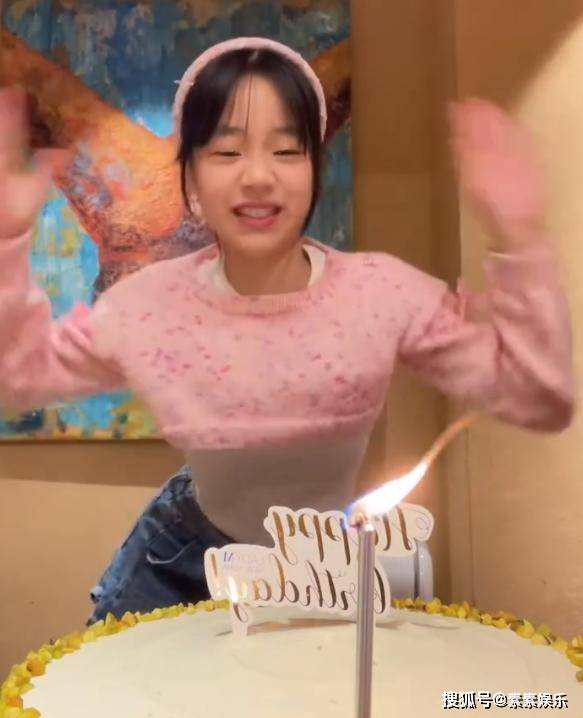 小S小女儿庆祝12岁生日，在蛋糕面前鬼马精灵，比两个姐姐还漂亮 