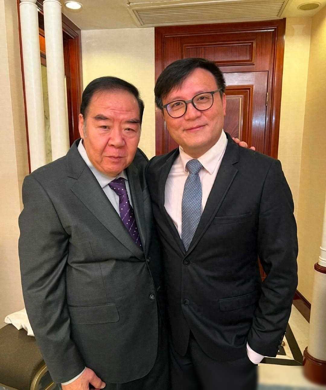 原创恭喜72岁郑则仕低调嫁女与妻子林燕明荣升外公外婆笑容满面