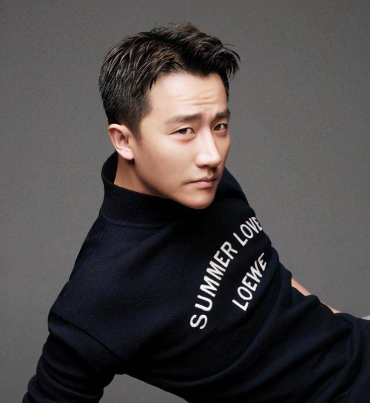 原创12岁父母分手出道又屡遭导演忽悠黄轩38岁和妈妈生活