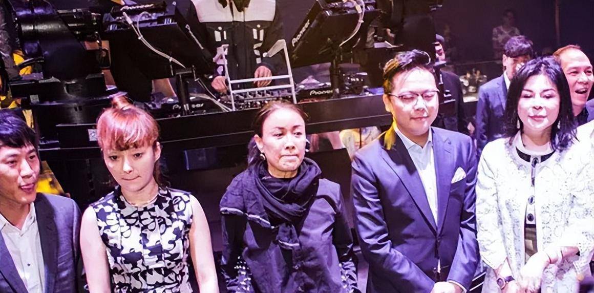 十几年前就在北京的三里屯开酒吧除此之外那英还非常有商业头脑再加上