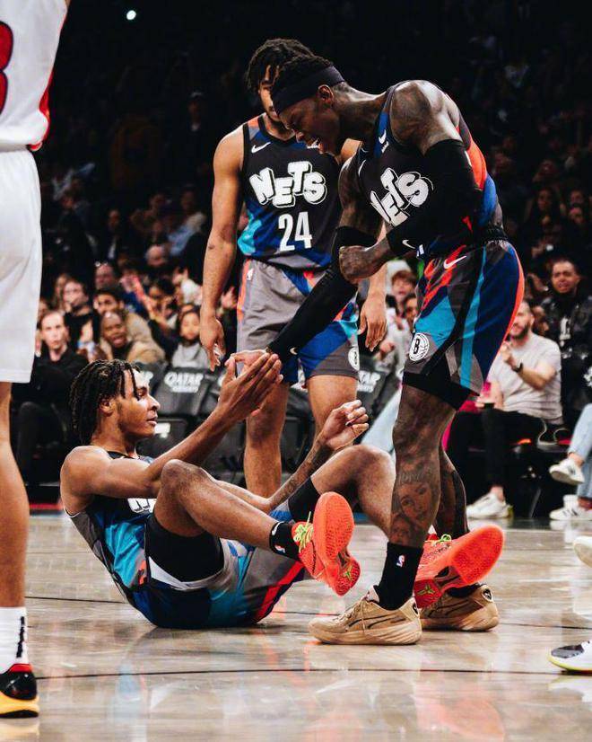 65败本季首队活塞遭篮网19分逆转逼近队史最差托马斯32分