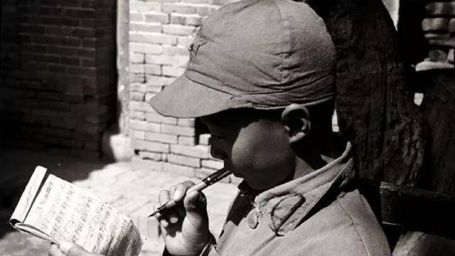 铁匠铺学徒被反动派通缉,27年后成中将,为了上前线:和妻子离婚_邓逸凡