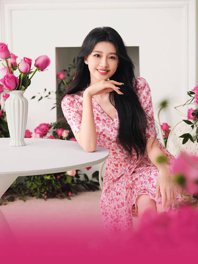 孙怡一袭淡紫色玫瑰连衣裙穿出春日的浪漫!