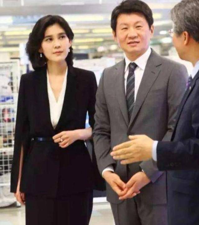三星会长遗体告别打击太大李富真变憔悴李在镕霸气出场地位稳