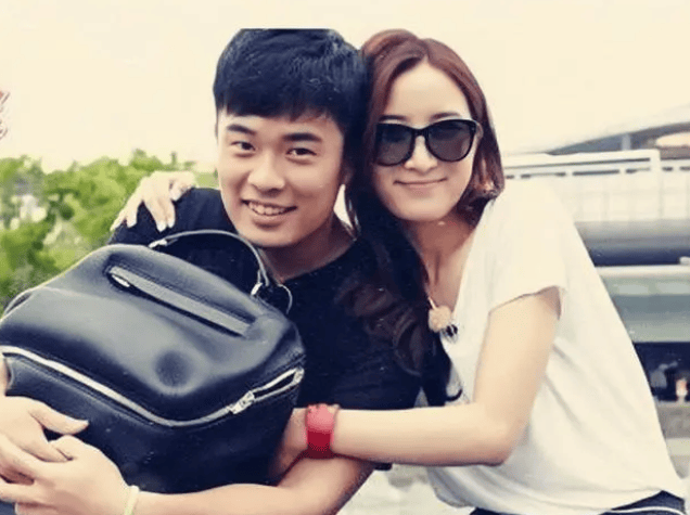 许婧是比陈赫小一岁,他们两人都有着相似的家庭背景.