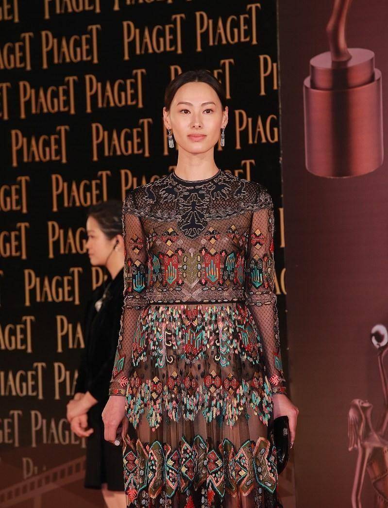 原创曾是豪门阔太的梁洛施身穿蕾丝挺诱人端庄富贵气质藏不住