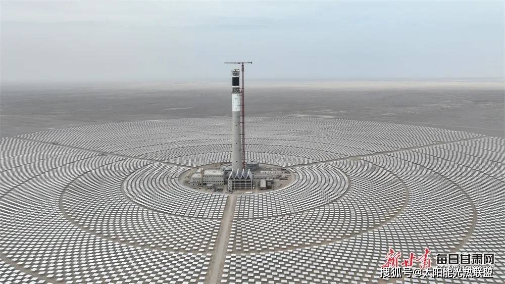 酒泉日报走进金塔中光太阳能10万千瓦光热发电项目现场
