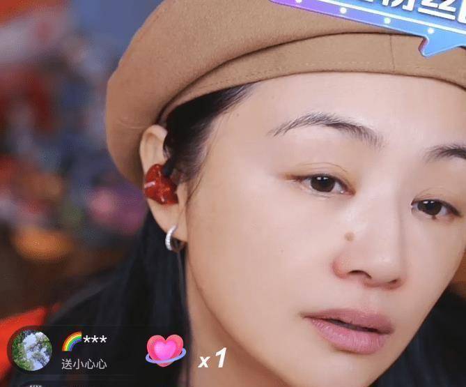 曹颖生病憔悴还直播赚钱,嗓子沙哑怒怼黑粉:我还没死