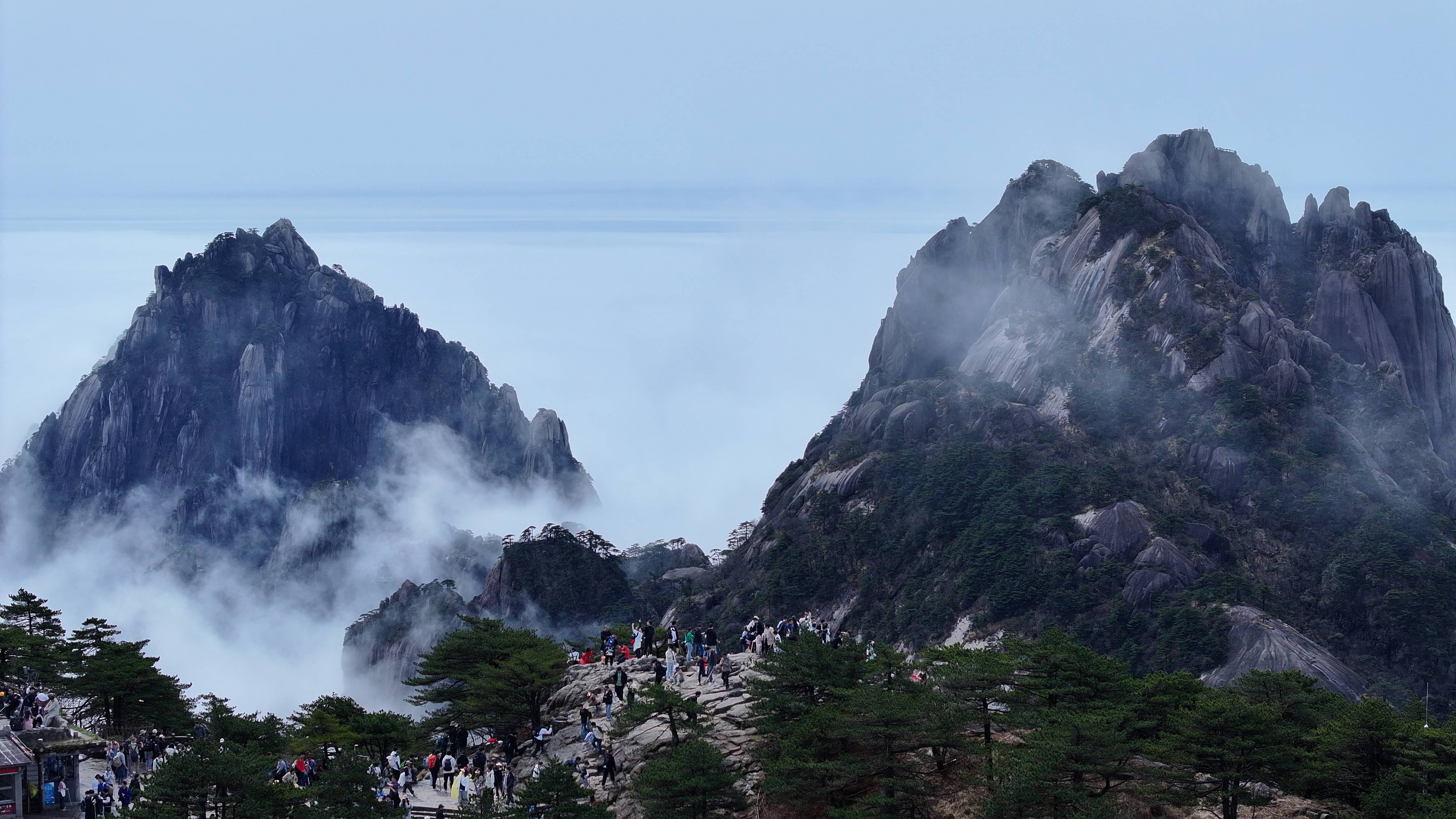 7 5万余名游客登黄山享清明假期