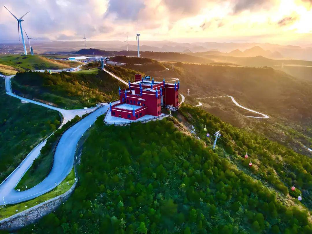 如童话仙境般的龙里油画大草原,肉眼可见的壮阔和秀丽,在这里,怎么拍