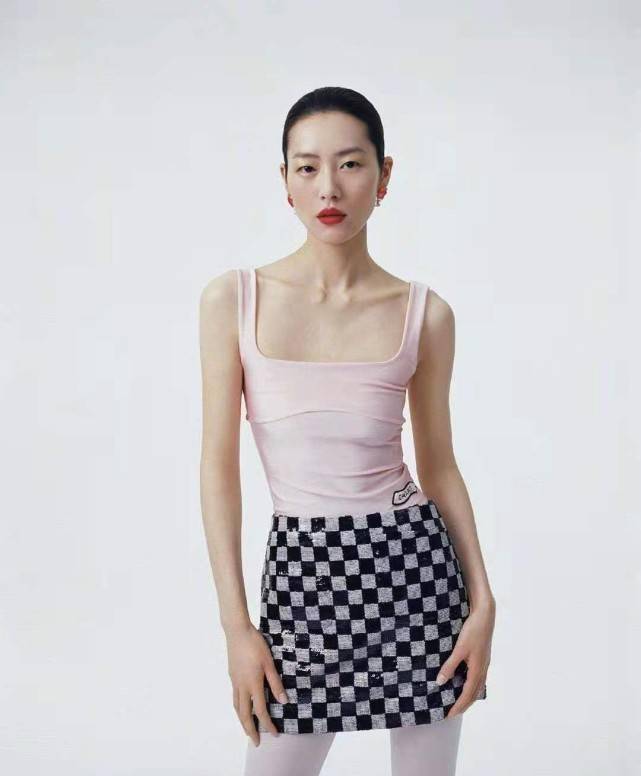 刘雯真是国模骄傲!霸气登上美版芭莎,裙子开叉到肚脐身材好性感