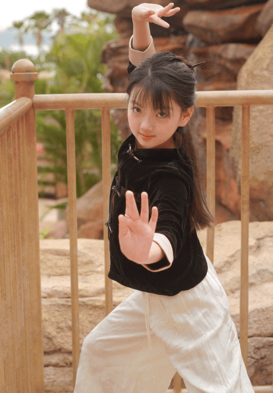 阿拉蕾从萌娃长成小美人穿黑马褂拍照漂亮又英气太适合大荧幕