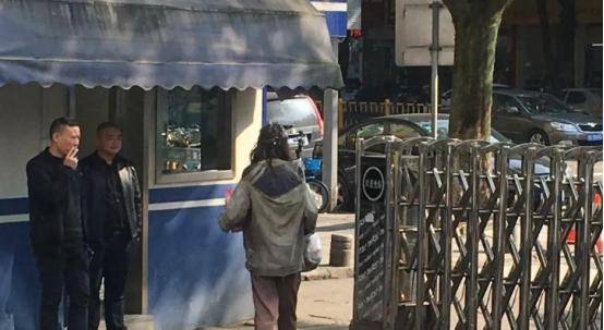 顾反对,坚持嫁给32岁流浪汉,如今二人过得幸福吗_梁湘平_周德发_感情