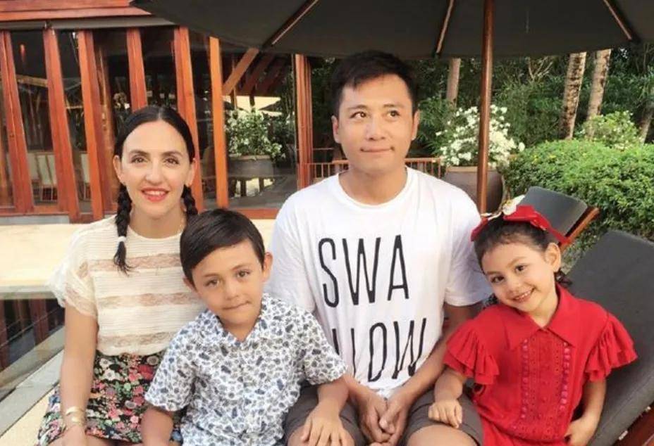 演员刘烨,曾是谢娜前男友,分手后娶国外娇妻,结婚多年无绯闻