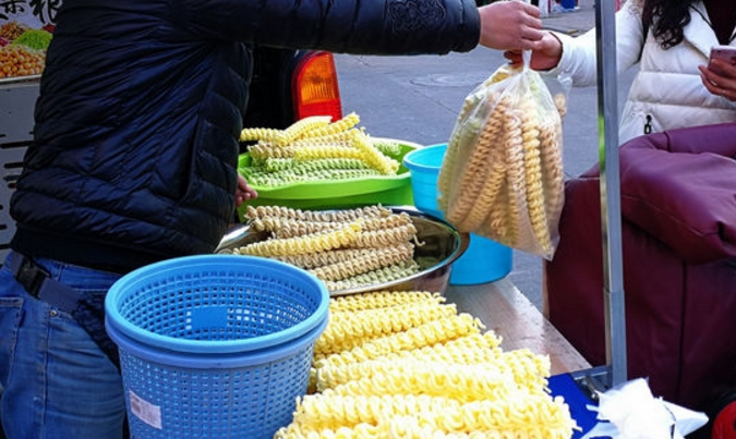 原创30岁农村男子街边卖稀罕小吃5元一包买的人排成长队