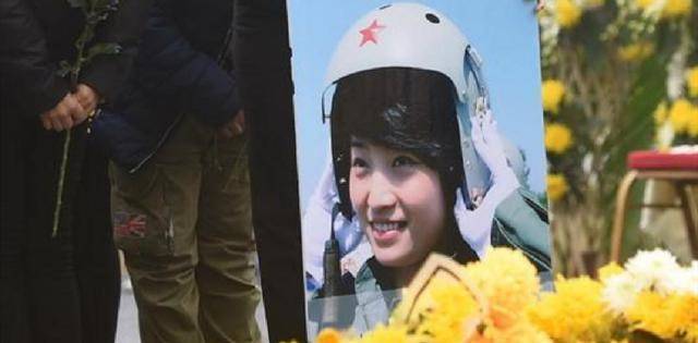 歼击机女飞行员,因跳伞失败牺牲,葬礼上36万人送行_余旭_训练_空军